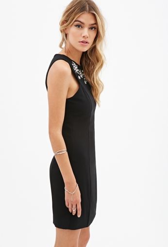 Rochie neagră cu pietre decorative albe